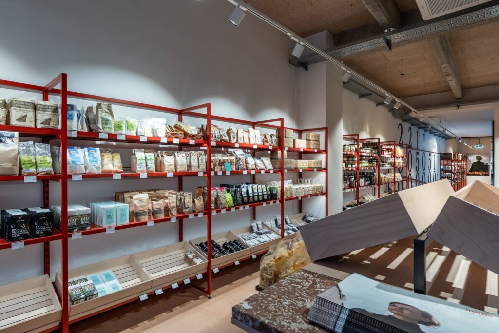 Trackbelysning med riktade LED-spots från PROLJUS AB som jämnt lyser upp butikshyllor och varor, justerbara armaturer för optimal varuexponering och energieffektiv detaljhandelsbelysning