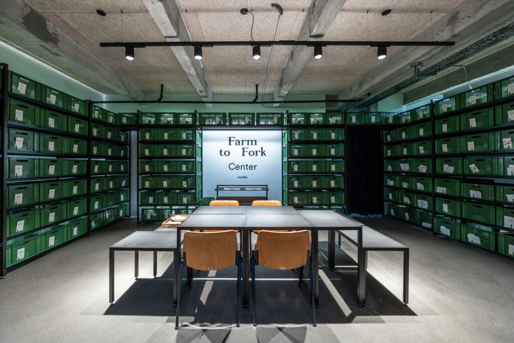 Välbelyst industrilokal med energieffektiva svarta riktbara skenspottar från PROLJUS AB som ger klart jämnt ljus över bord och hyllor idealisk lösning för butik och lager