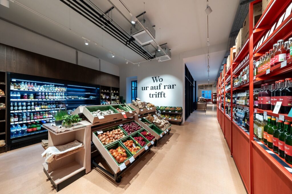 Butiksinteriör upplyst av PROLJUS ABs energieffektiva LED-skenor och riktade spotlights i tak som framhäver varor, skapar jämn allmänbelysning och ökar kundernas köplust