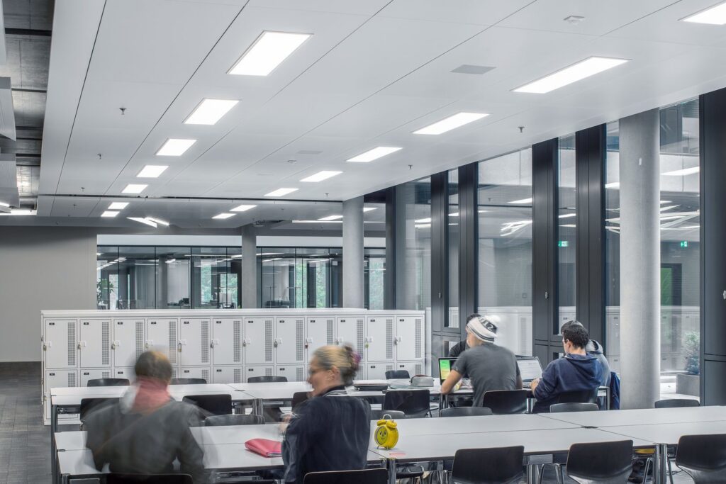 Infällda rektangulära LED armaturer från PROLJUS AB i ett modernt öppet kontor som ger energieffektiv jämn och bländfri belysning som förbättrar arbetsmiljön