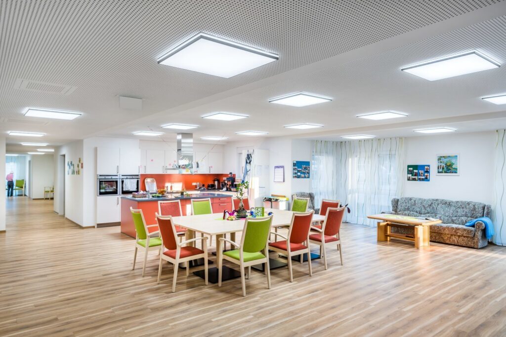 Moderna kvadratiska LED-paneler från PROLJUS AB i perforerat innertak som ger jämn, bländfri och energieffektiv belysning som lyfter atmosfären i gemensamma utrymmen och minskar driftkostnaderna, idealiskt för vård, skola och kontor