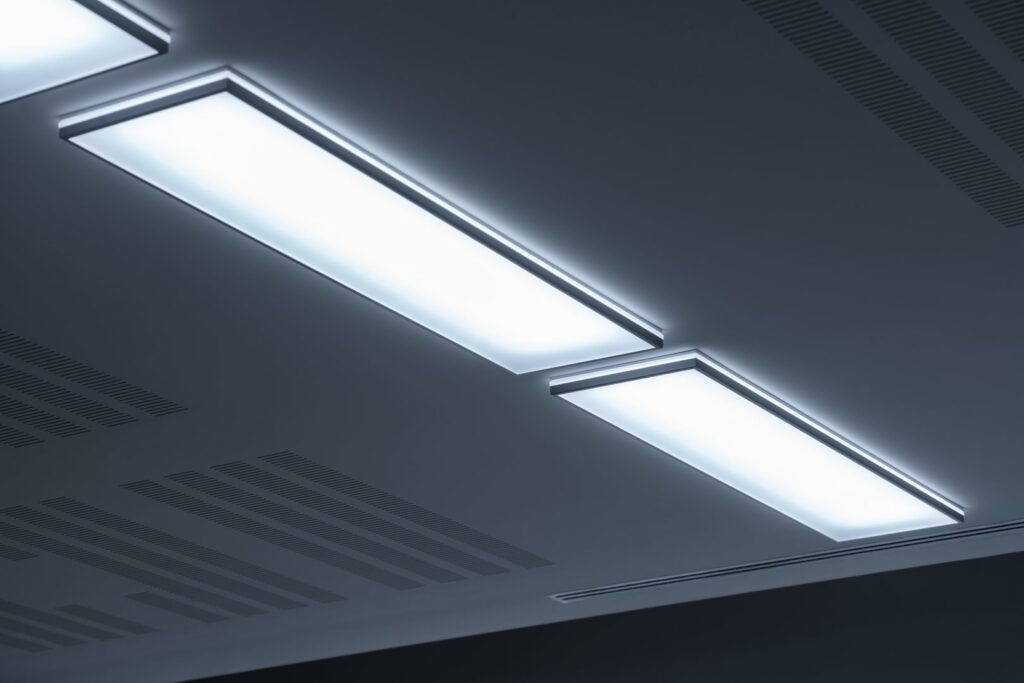 Två slimmade rektangulära LED-armaturer infällda i taket ger jämnt kallvitt ljus, modern design och energieffektiv prestanda för kontor och konferensrum från PROLJUS AB