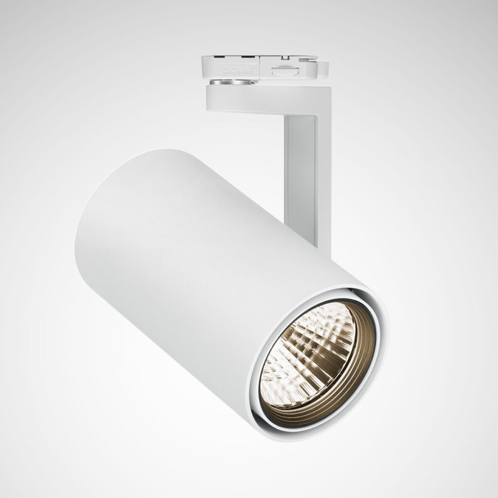 Vit cylindrisk skenspott från PROLJUS AB med justerbart fäste och kraftfull energieffektiv reflektor som ger riktat ljus för professionell butik och utställningsbelysning