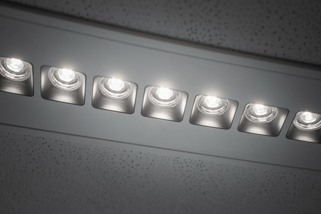 Rad med infällda LED-spotlights från PROLJUS AB i borstad aluminium som ger jämnt varmvitt, riktbart och energieffektivt ljus för kontor och offentliga miljöer