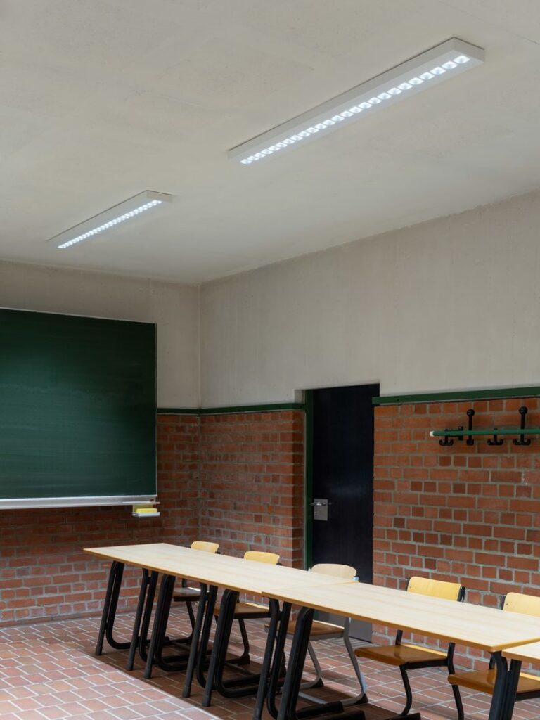 Två slimmade, infällda LED-armaturer i taket som sprider jämnt, bländfritt arbetsljus över klassrumsbänkarna, energieffektiva och högkvalitativa belysningslösningar från PROLJUS AB