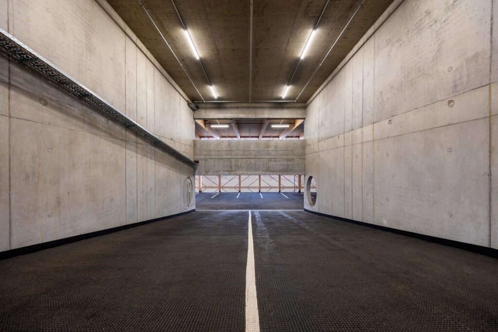 Takmonterade linjära LED-armaturer som ger klart, jämnt och energieffektivt ljus i ett parkeringsgarage, ett säljande exempel på PROLJUS ABs industribelysning, kontakta PROLJUS AB för offert