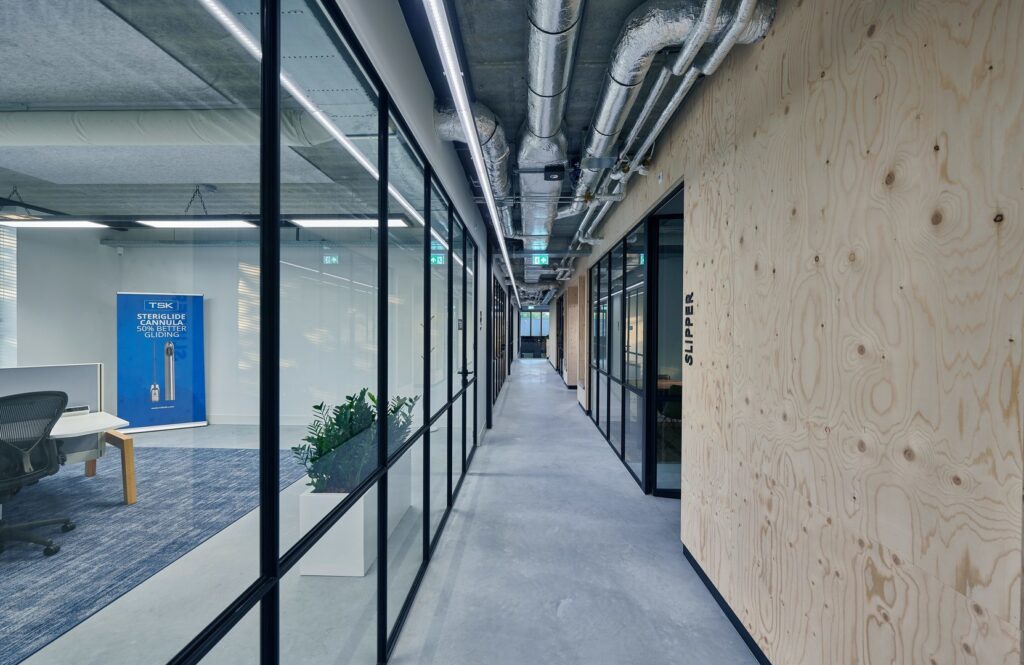 Linjära LED-armaturer från PROLJUS AB i en modern kontorscorridor ger jämnt, bländfritt och energieffektivt arbetsljus idealiskt för kontor och visningsmiljöer och lätt att integrera i industriell inredning