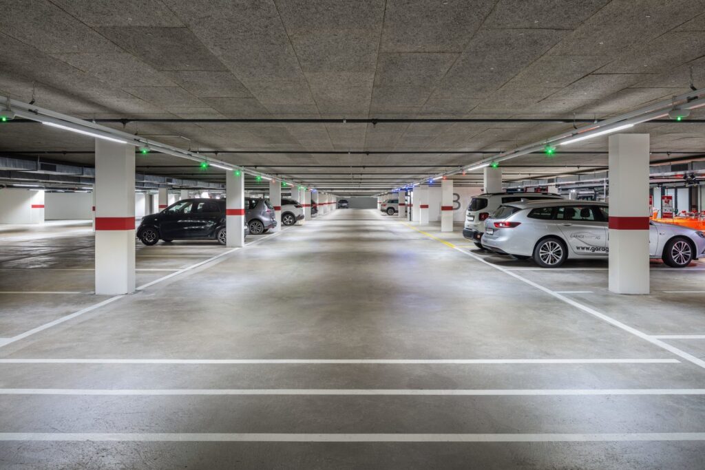 Underjordiskt parkeringsgarage upplyst av PROLJUS AB:s långa LED-armaturer med jämnt, bländfritt och energieffektivt ljus som förbättrar säkerhet och minskar driftkostnader