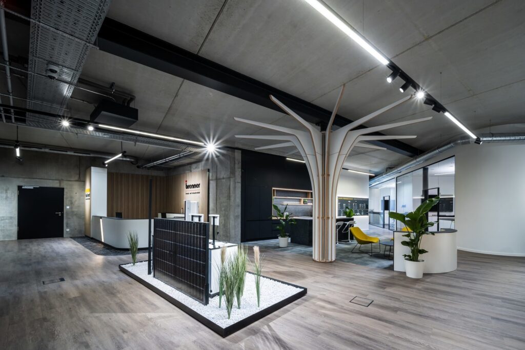 Elegant kontorsyta belyst av energieffektiva linjära LED‑armaturer i taket, riktbara spottar och diskret hyllbelysning som skapar jämnt, bländfritt och arkitektoniskt lyft, professionella belysningslösningar från PROLJUS AB