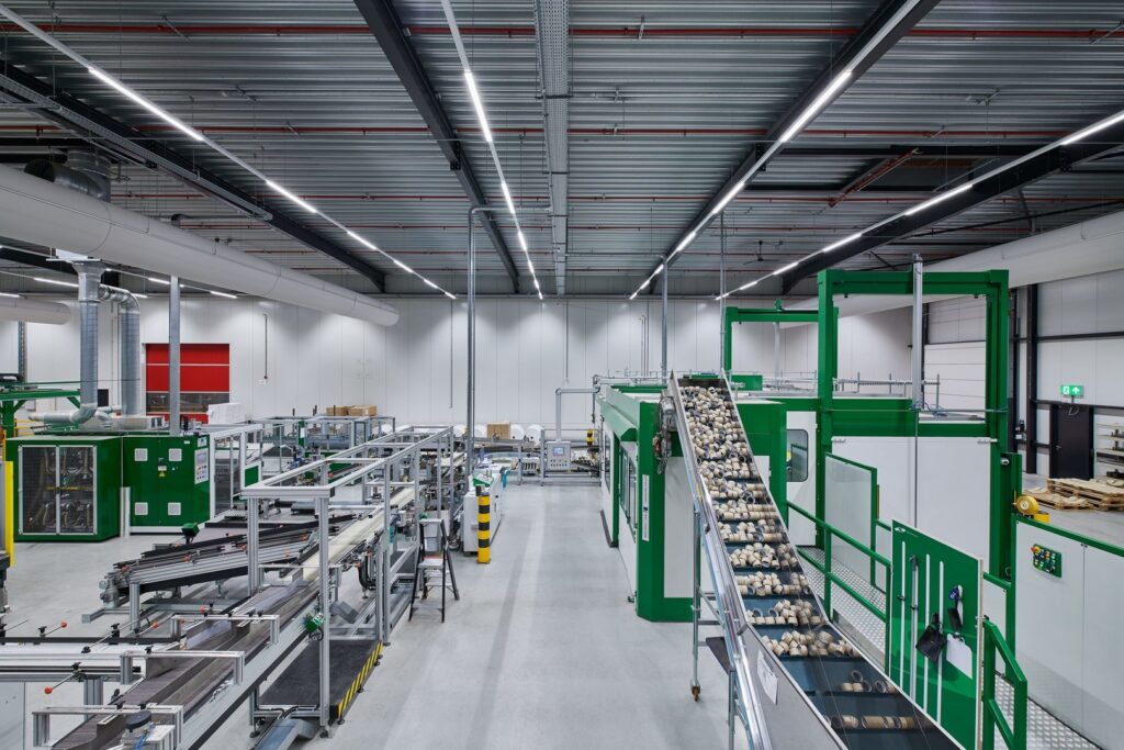 Ljusstark och energieffektiv linjär LED-belysning från PROLJUS AB i en modern industrilokal som ger jämn, skuggfri arbetsbelysning med låg bländning, sänker energikostnader och höjer produktiviteten