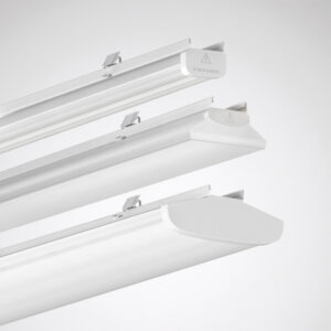 Tre linjära LED-armaturer för tak/industribelysning – vit profil, olika diffusorer, energieffektiv design