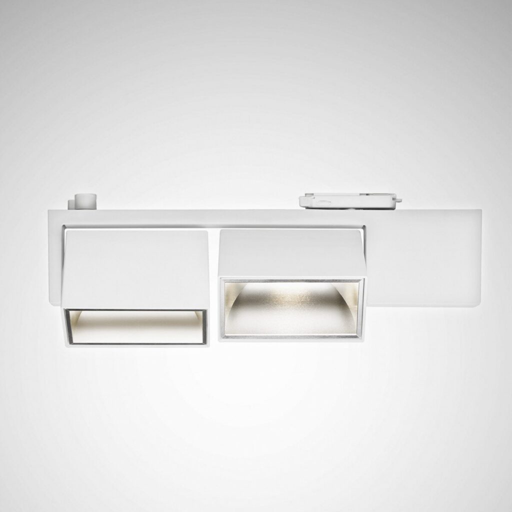 Modern vit skenarmatur med två rektangulära justerbara ljuskällor och avbländade reflektorer för riktad och jämn belysning, stilren och flexibel lösning för butik, galleri eller kontor från PROLJUS AB