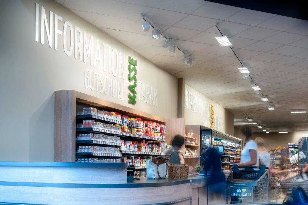 Takmonterade LED-skenor och panelarmaturer lyser jämnt över butiksgolvet och framhäver varor med energieffektiv precision välj PROLJUS AB för optimerad belysning