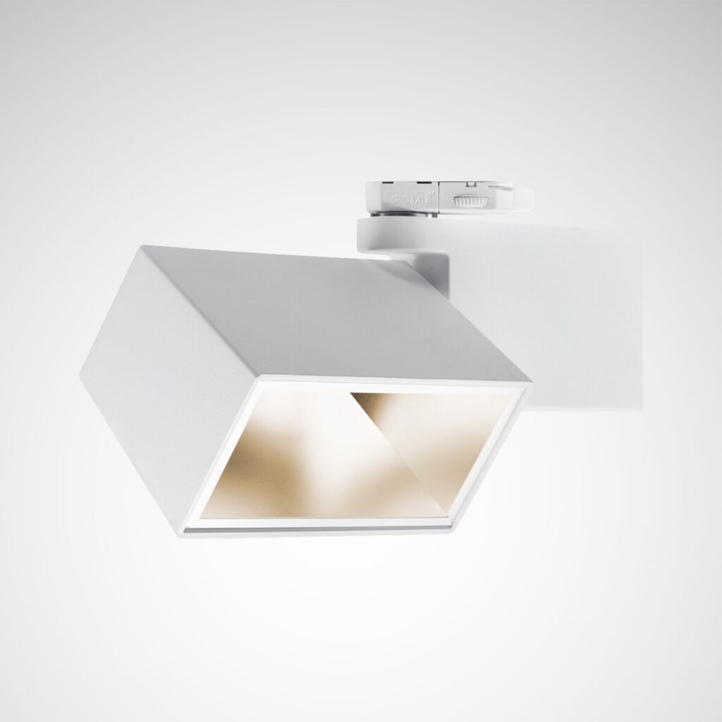 Modern vit spårarmatur från PROLJUS AB med hexagonformad, vinklingsbar armatur och varmtonad reflektor som ger riktat, energieffektivt ljus för butiker, gallerier och kontor