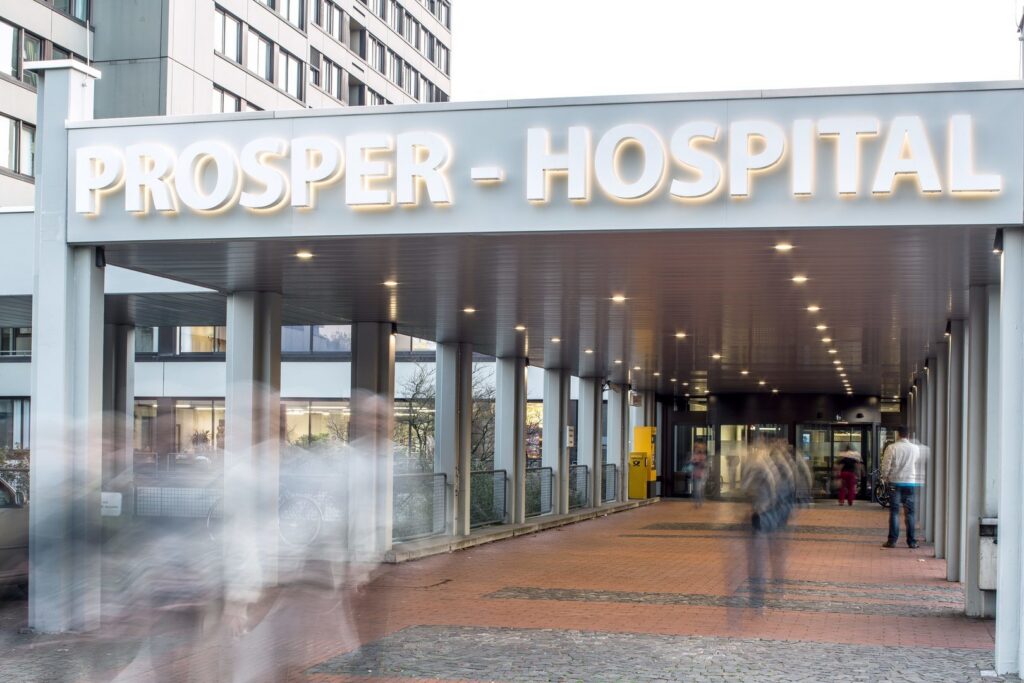 Entré till Prosper Hospital upplyst av varma, jämnt fördelade infällda takarmaturer och kraftfullt lysande fasadbokstäver, en professionell, energieffektiv och lättinstallerad ljuslösning från PROLJUS AB som framhäver byggnaden och ökar tryggheten