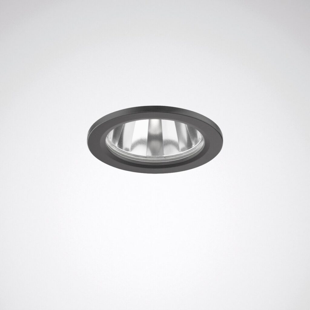 Svart infälld downlight med silverreflektor och klart skyddsglas, energieffektiv och slimmad armatur från PROLJUS AB perfekt för butiks- och kontorsmiljöer