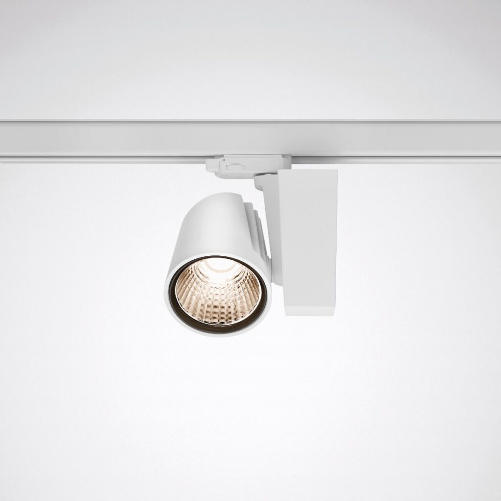 Vit modern LED-skenspot med riktbar arm och högreflekterande lins som ger varm, fokuserad ljusbild, perfekt för butik, galleri och kontor, PROLJUS AB