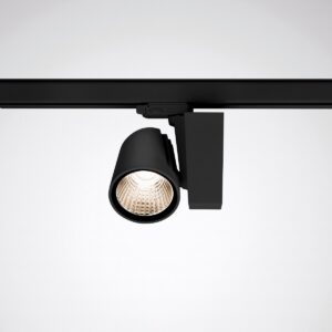 Svart spårmonterad LED-spotlight med djup reflektor och varmvit riktad ljusbild perfekt för butik, galleri och visningsmiljöer energieffektiv premiumkvalitet från PROLJUS AB