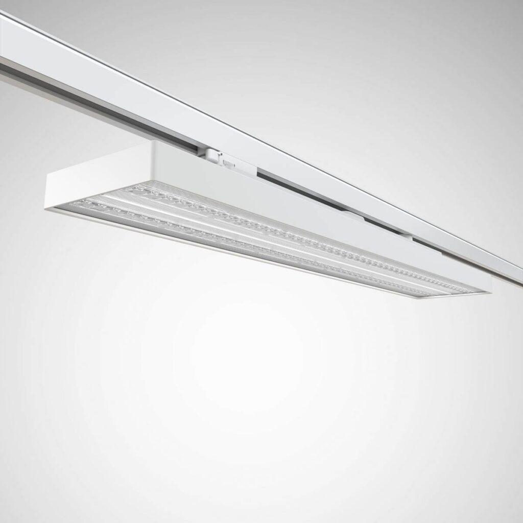 Vit, slimmad LED-armatur i takskena från PROLJUS AB med linsrader för jämnt, energieffektivt ljus, idealisk för kontor och butik med hög ljuskvalitet och enkel installation