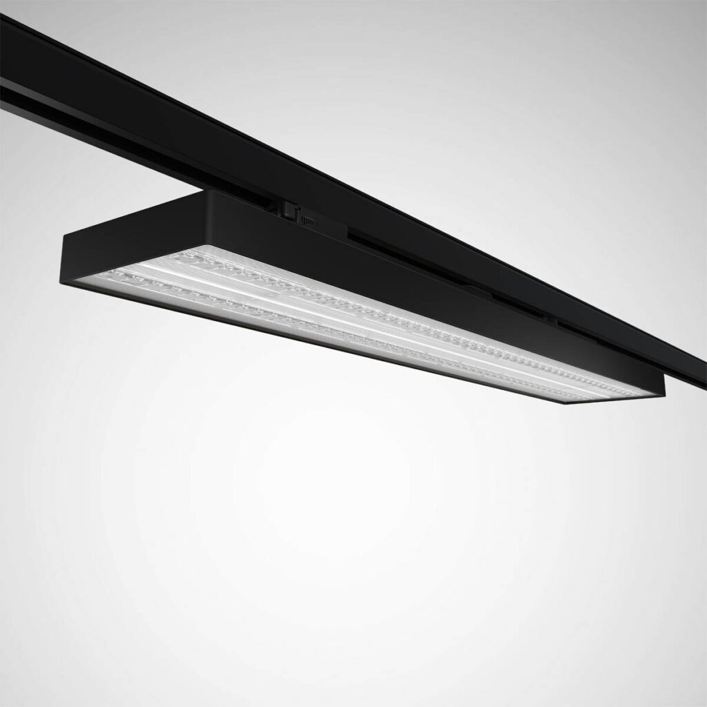 Skensatt LED-armatur från PROLJUS AB i matt svart med slimmat modernt utförande, jämnt bländfritt ljus och hög energieffektivitet, perfekt för kontor, butik och arbetsmiljö