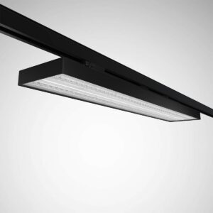 Skensatt LED-armatur från PROLJUS AB i matt svart med slimmat modernt utförande, jämnt bländfritt ljus och hög energieffektivitet, perfekt för kontor, butik och arbetsmiljö