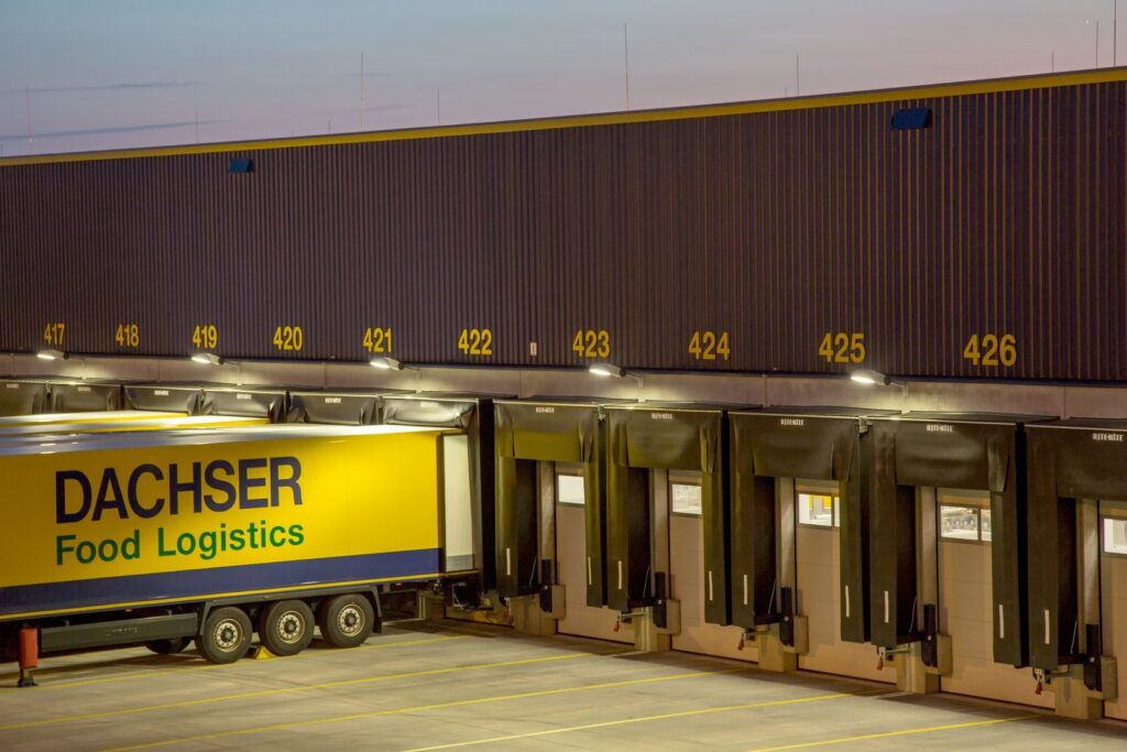 Detaljerad vy av lasthallens LED-armaturer från PROLJUS AB som ger kraftfull, jämn och energieffektiv belysning över lastkajer och portar, förbättrar arbetsmiljön och säkerheten och minskar driftkostnaderna för logistikföretag