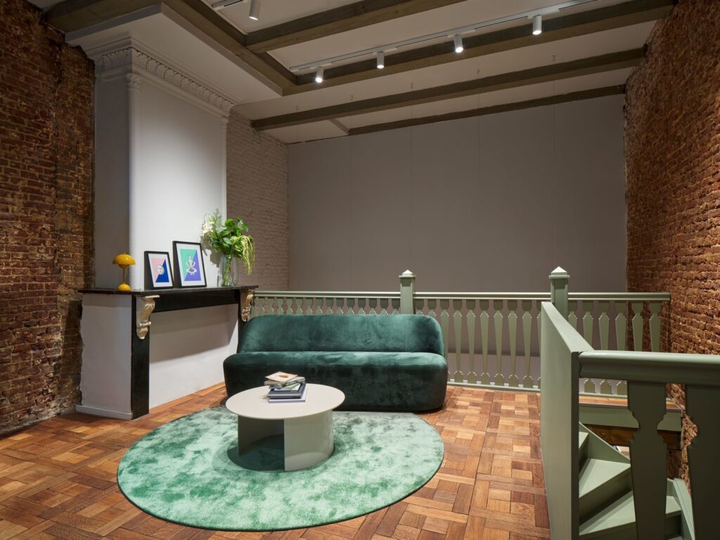 Takmonterade riktbara LED-spotlights i sken samt en dekorativ gul bordslampa som ger mjuk, fokuserad accentbelysning och framhäver material och konst i rummet, ett säljande ljuskoncept från PROLJUS AB