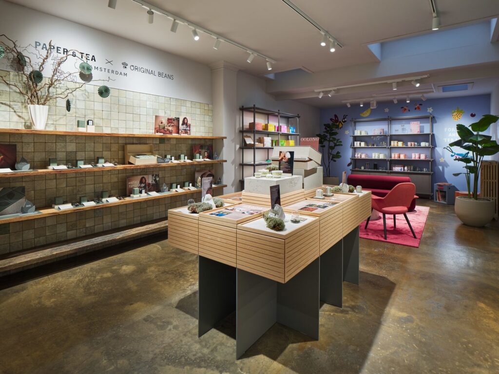 Butikslokal badad i jämnt, varmt LED-ljus från diskreta skenor och riktade spotlights i taket levererade av PROLJUS AB som framhäver produkter, skapar en inbjudande atmosfär och erbjuder energieffektiva, anpassningsbara ljuslösningar för ökad försäljning i detaljhandeln