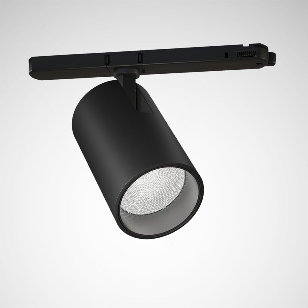 Svart cylindrisk skenspot från PROLJUS AB, justerbar LED-spot med högkvalitativ reflektor och modern minimal design som framhäver produkter i butik, galleri och kontor