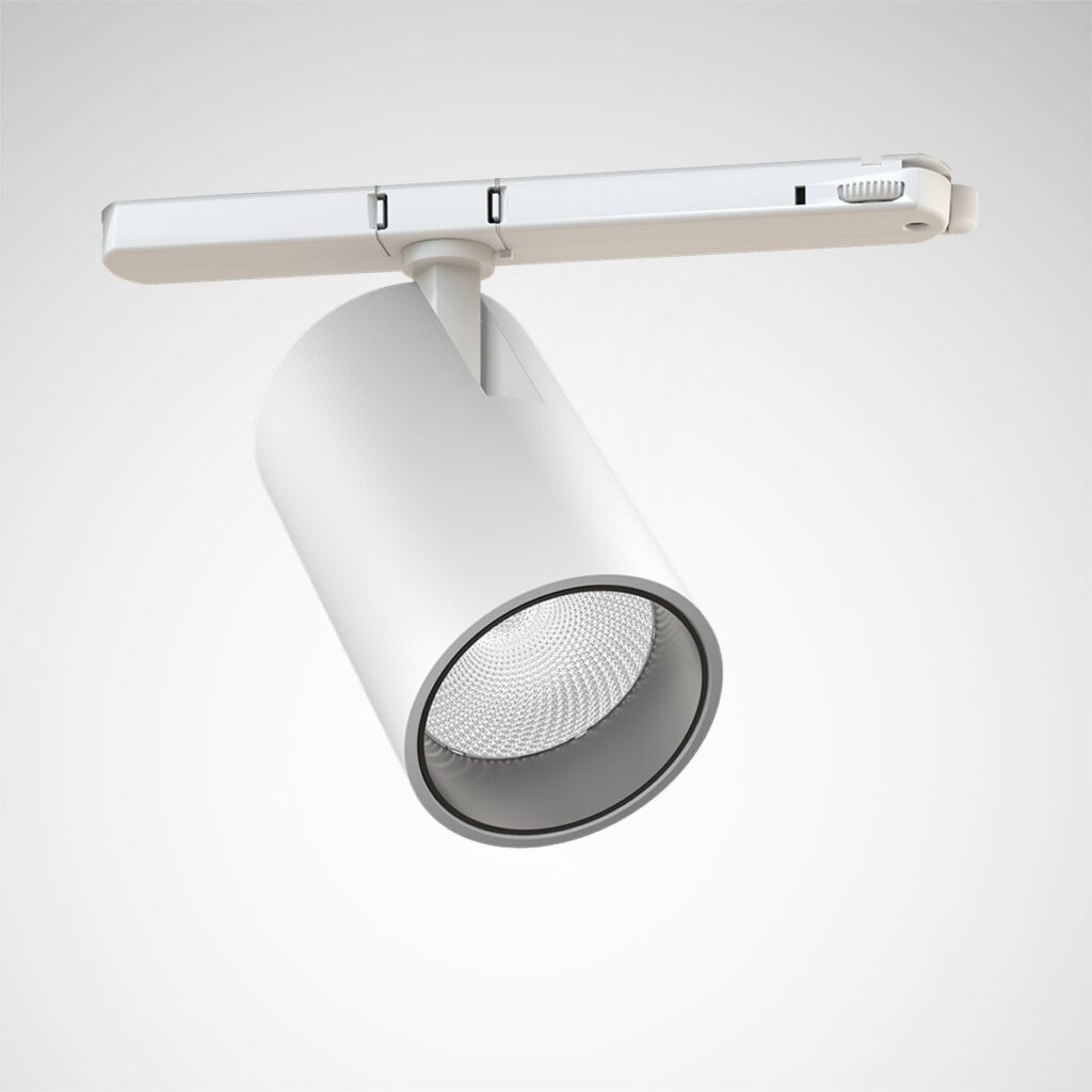 Vit cylindrisk skenarmatur från PROLJUS AB, vinklingsbar LED-spot med högreflekterande lins, energieffektiv och stilren design som framhäver produkter i butik, galleri och moderna kontorsmiljöer