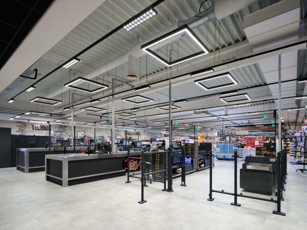 Modern butikslokal med hängande kvadratiska LED-armaturer från PROLJUS AB som ger jämnt, energieffektivt arbetsljus och ett stilrent, säljfrämjande intryck