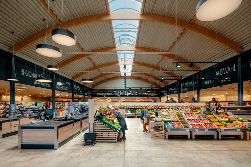 Takpendlar och runda LED-armaturer från PROLJUS AB lyser upp en rymlig mataffär med varmt jämnt ljus som framhäver frukt och grönsaker och förbättrar kundupplevelsen