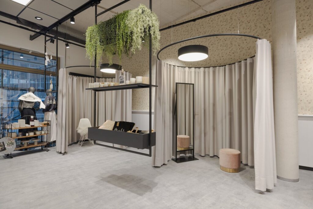 Stilrena svarta cirkulära pendellampor med varm energieffektiv LED som ger jämn och inbjudande belysning över provrum och varuexponering i butik perfekt för butiksinstallationer från PROLJUS AB