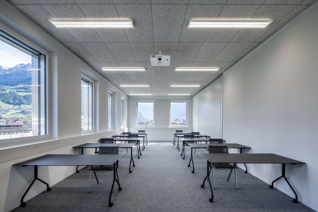 Klassrum med PROLJUS ABs linjära LED-armaturer i taket som ger jämnt, bländfritt och energieffektivt arbetsljus idealiskt för skolor och kontor