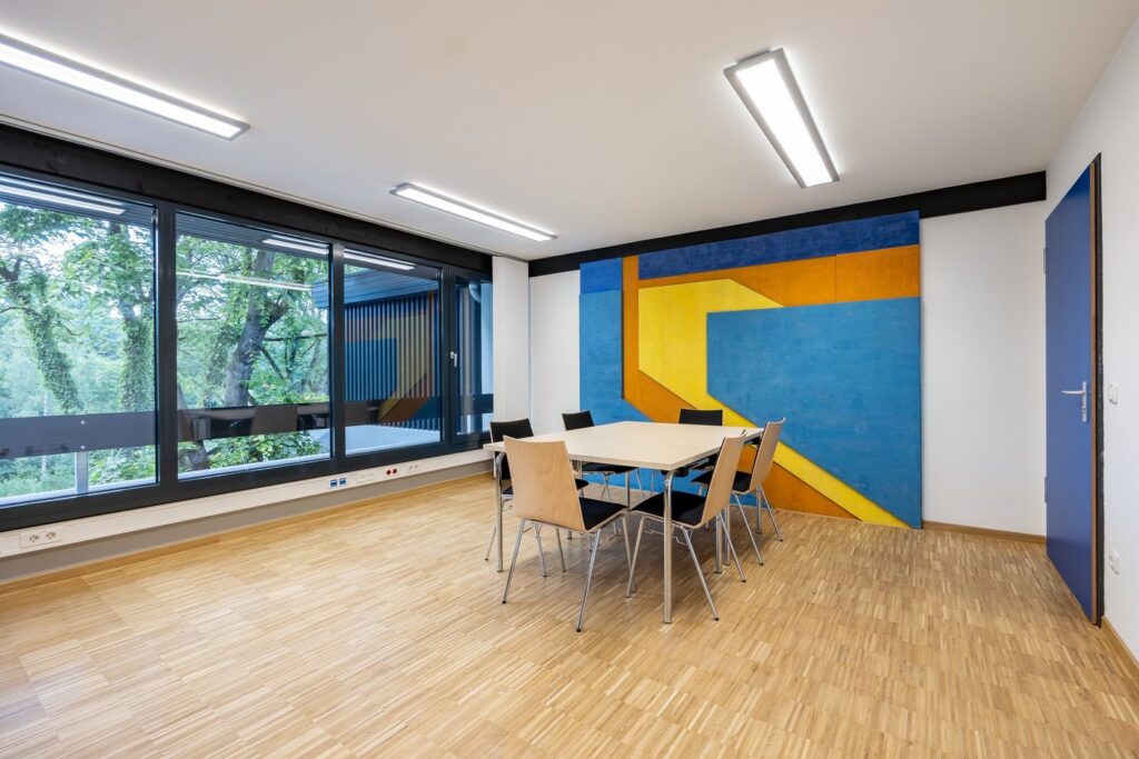 Modernt mötesrum upplyst av PROLJUS ABs slimmade rektangulära LED-armaturer i taket som ger jämn, bländfri och energieffektiv arbetsbelysning för kontor och konferensrum