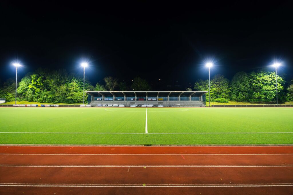 Fyra kraftfulla belysningsmaster med energieffektiva LED-armaturer från PROLJUS AB lyser upp en fotbollsplan i natten och levererar jämnt ljus, förbättrad sikt och ökad säkerhet för spelare och publik