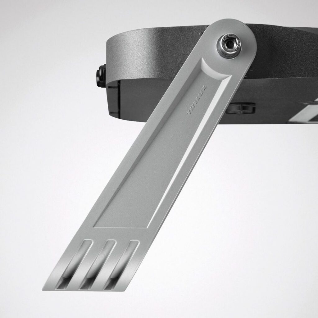 Närbild på PROLJUS ABs slimmade silverarmatur med justerbar arm och robust vridbar fäste som utstrålar premiumkvalitet och passar professionella belysningsmiljöer
