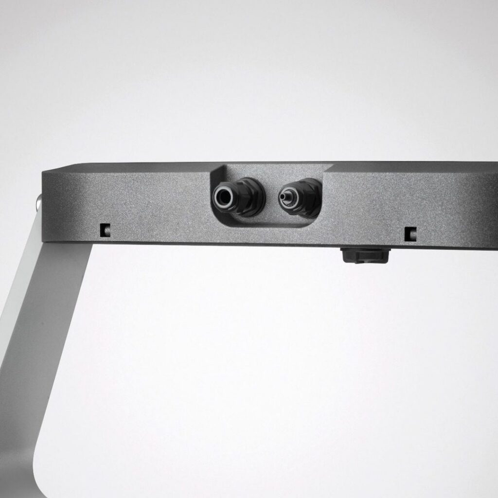 PROLJUS ABs moderna, robusta armatur i mattgrå metall med två täta kabelgenomföringar och diskret justerbart fäste, designad för professionell belysning