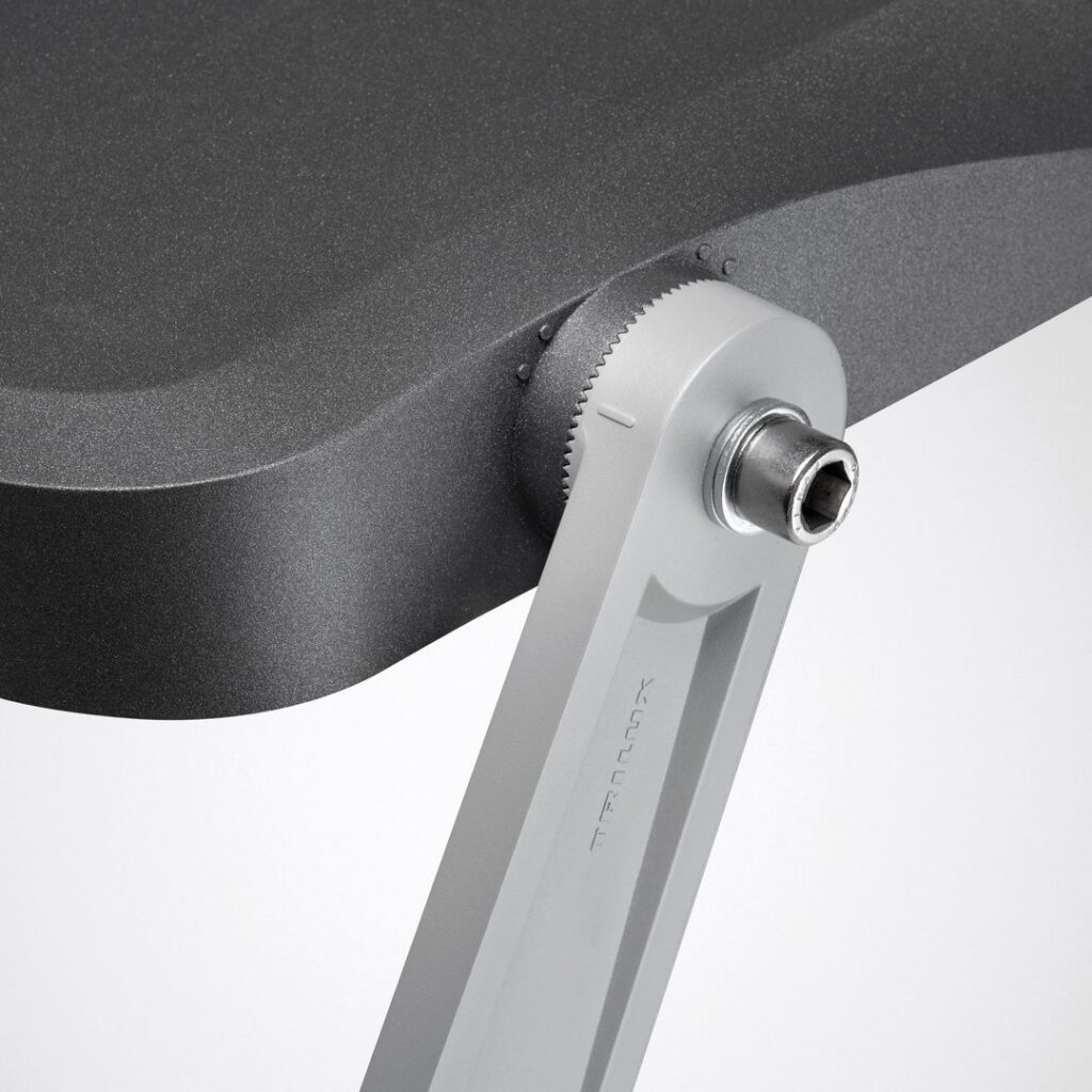 Justerbar armatur från PROLJUS AB med matt mörkgrå skärm, silverfärgad arm och precisionsgångjärn med sexkantsfäste som ger stabil, professionell och energieffektiv belysning