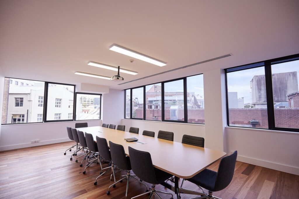 Konferensrum med moderna rektangulära LED-takarmaturer som ger jämnt, bländfritt arbetsljus, energieffektiva lösningar och professionell installation från PROLJUS AB