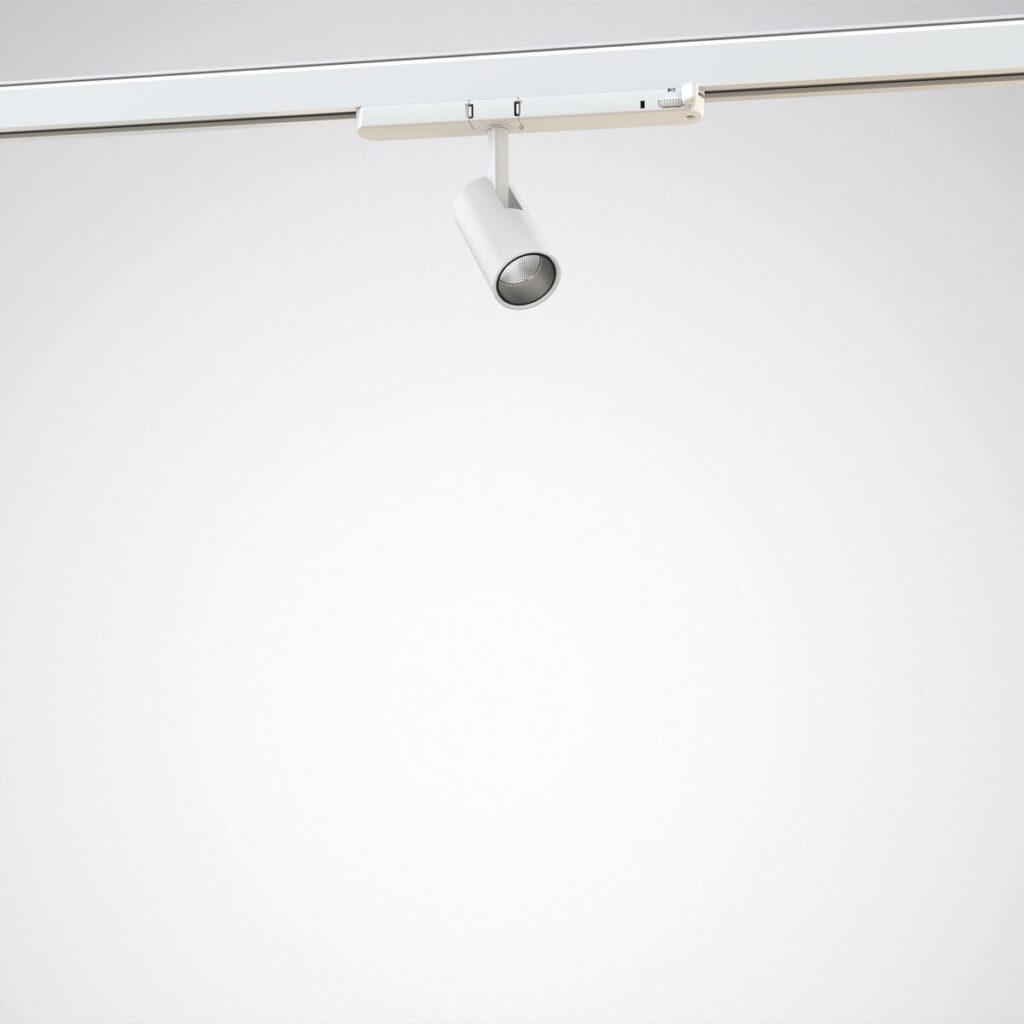 Vit takmonterad spårspotlight i cylinderform, justerbar riktning och kraftfull energieffektiv LED, modern och minimalistisk design för gallerier, butiker och hem, enkel montering på skena från PROLJUS AB