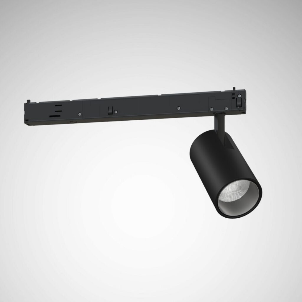 Svart cylinderformad LED-spott monterad på skena från PROLJUS AB, slimmad matt design med riktbar arm och fokuserat ljus för butik, galleri och professionell belysning som kombinerar energieffektivitet och hög ljuskvalitet