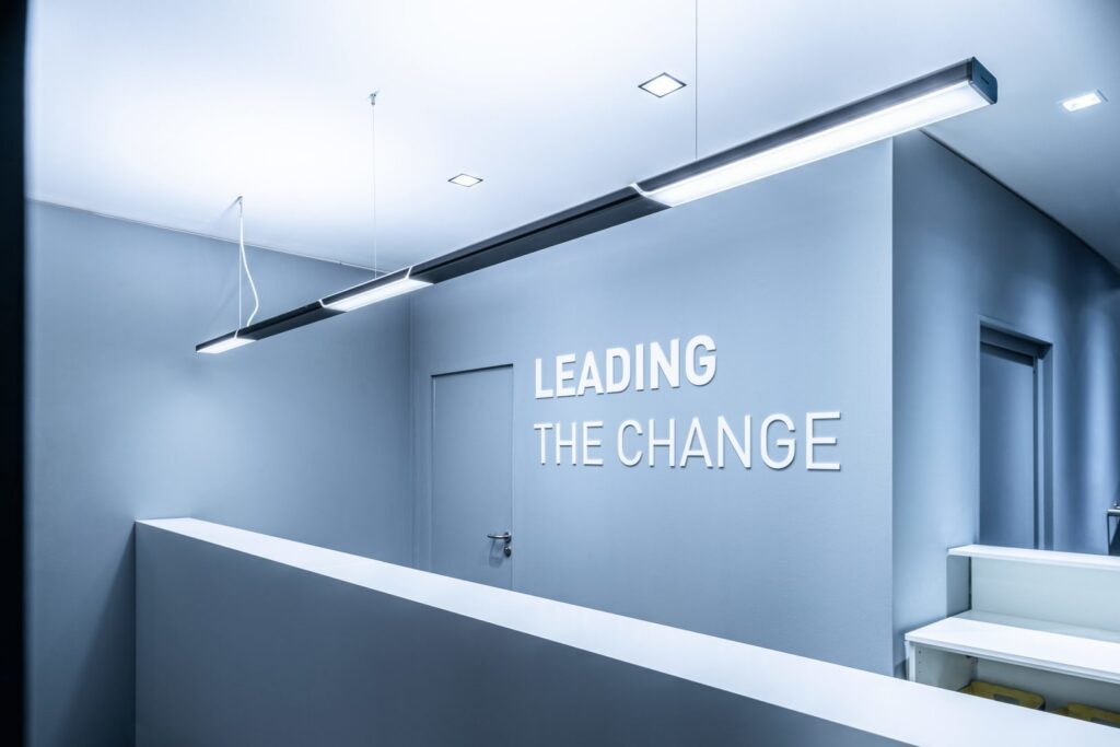 Hängande linjär LED-armatur i modern svart profil som sprider jämnt kallvitt ljus över en minimalistisk receptionsyta, energieffektiv och högkvalitativ belysning från PROLJUS AB