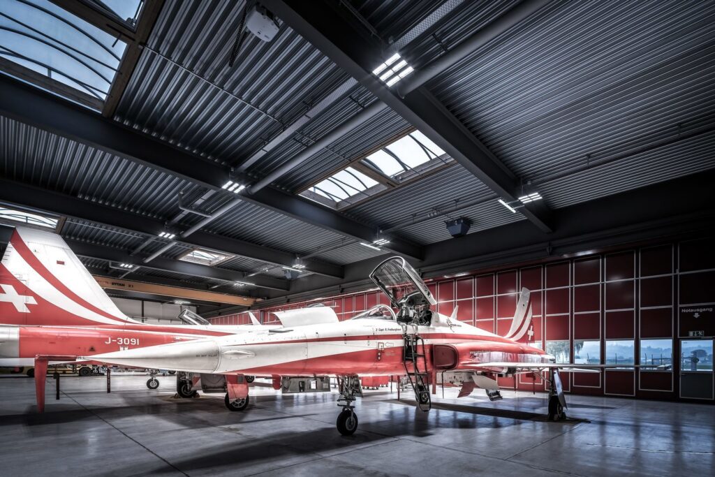 Flyghangar upplyst av PROLJUS AB:s takmonterade LED-armaturer som ger stark, jämn och energieffektiv belysning över flygplan och arbetsytor, kontakta PROLJUS AB för skräddarsydda industrilösningar