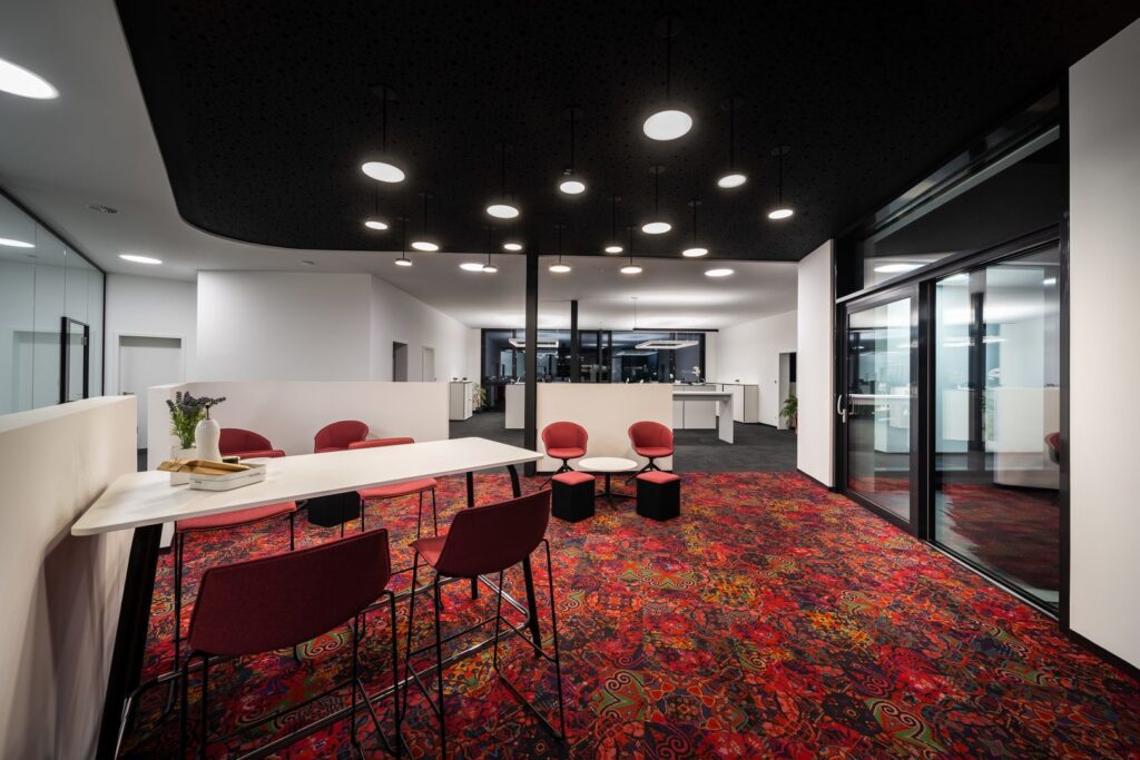 Kontorsinteriör med PROLJUS AB:s runda hängande LED-armaturer i olika storlekar som ger jämnt, behagligt ljus och förhöjer modern design samtidigt som de erbjuder energieffektiv belysning för arbetsplatser