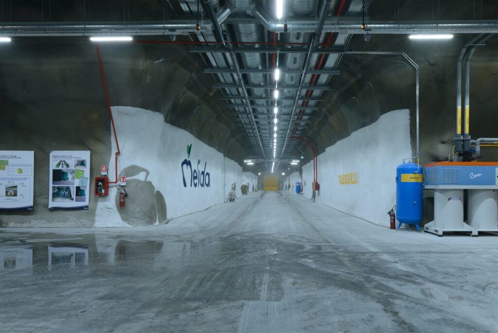 Lång underjordisk tunnel upplyst av en central rad av LED-armaturer från PROLJUS AB som ger jämnt, klart och energieffektivt arbetsljus för ökad säkerhet och driftseffektivitet, kontakta PROLJUS AB för belysningslösningar