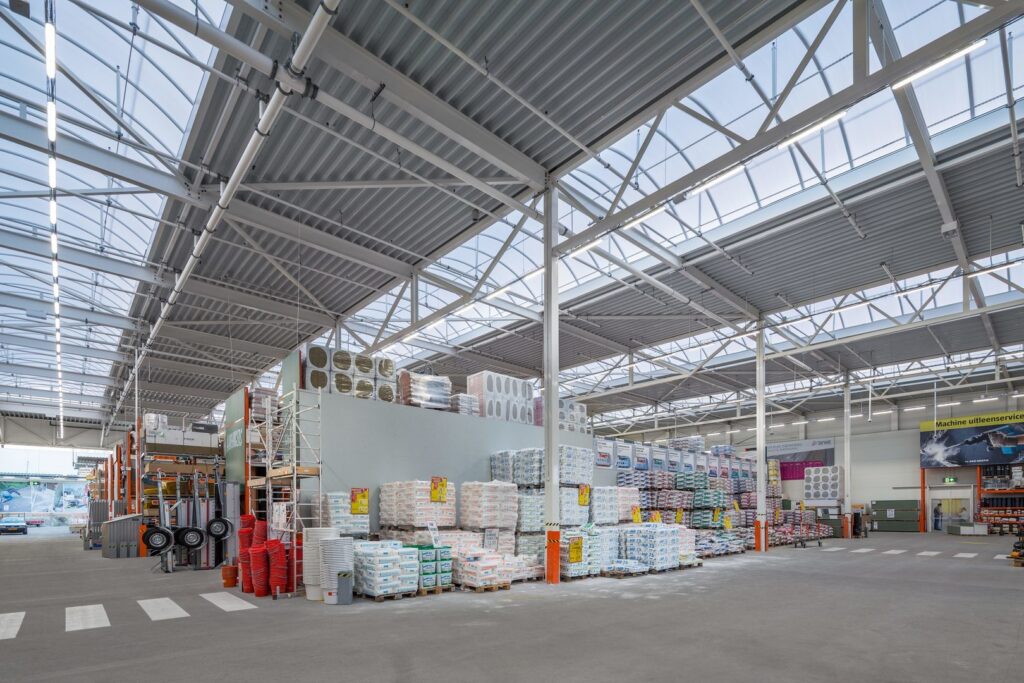 Rymlig butikslokal upplyst av energieffektiva LED-armaturer från PROLJUS AB som sprider jämnt dagsljusliknande ljus över hyllor och produkter förbättrar sikt och kundupplevelse och minskar energikostnader ett perfekt säljargument för återförsäljare av belysning från PROLJUS AB