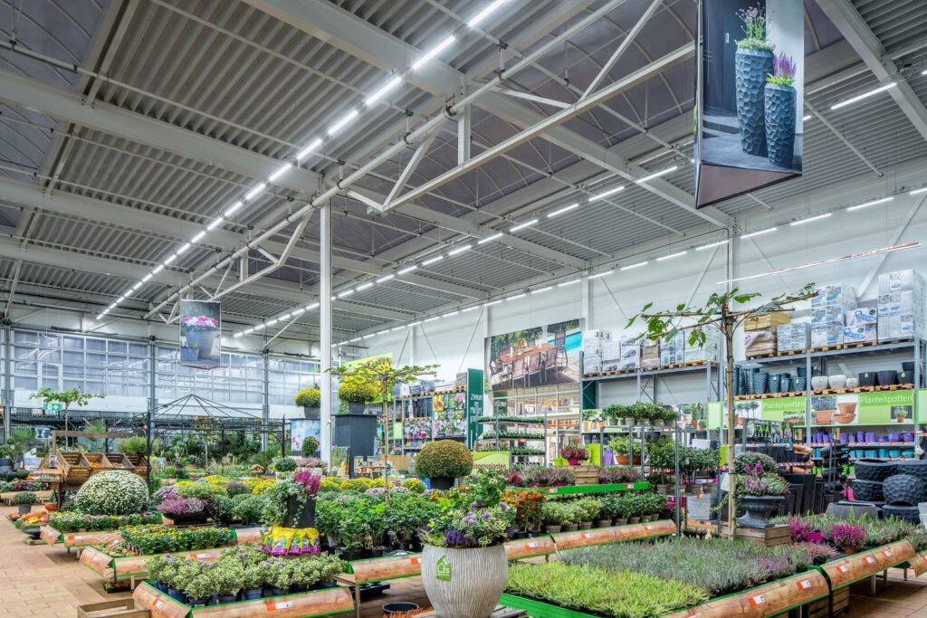 Stort trädgårdscenter med hög takhöjd belyst av långa energieffektiva LED-armaturer från PROLJUS AB som ger jämn, kraftfull belysning och hög färgåtergivning över växter och produkter vilket förbättrar exponering och minskar energikostnader
