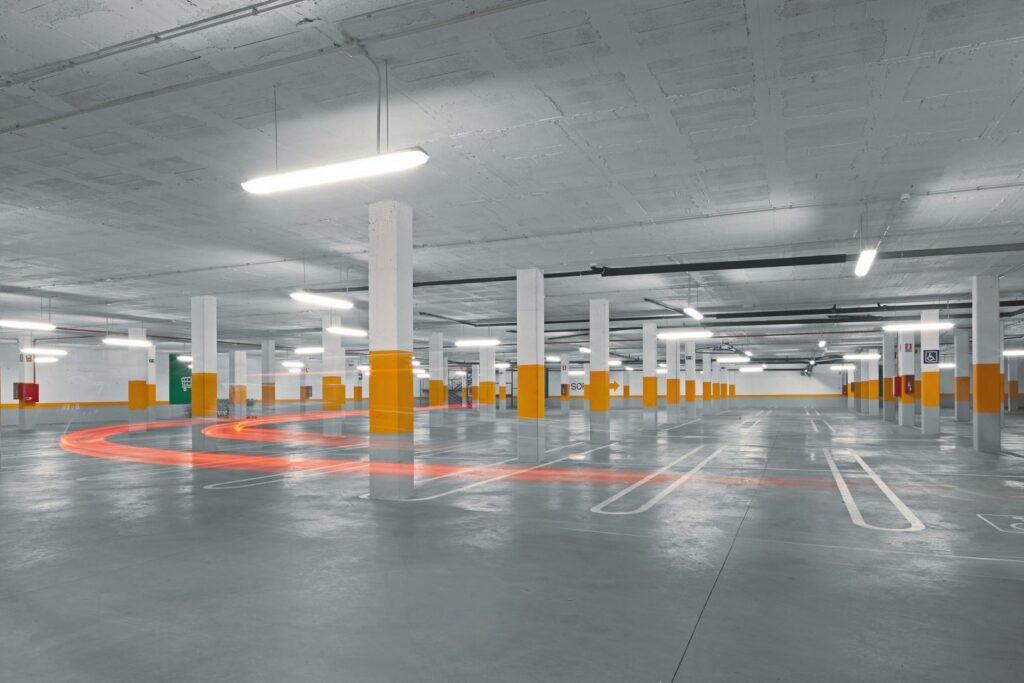 LED-armaturer från PROLJUS AB lyser jämnt och bländfritt i ett underjordiskt parkeringsgarage och visar modern, robust design med energieffektivitet, lång livslängd och lågt underhåll