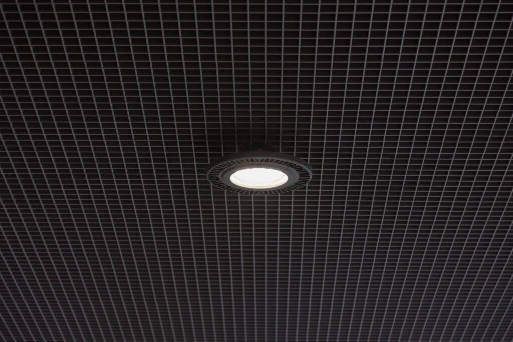 Infälld rund LED-armatur i svart rutnätstak, klart varmvit ljus och energieffektiv modern design från PROLJUS AB, hög ljusstyrka och lång livslängd perfekt för kontor och butiker